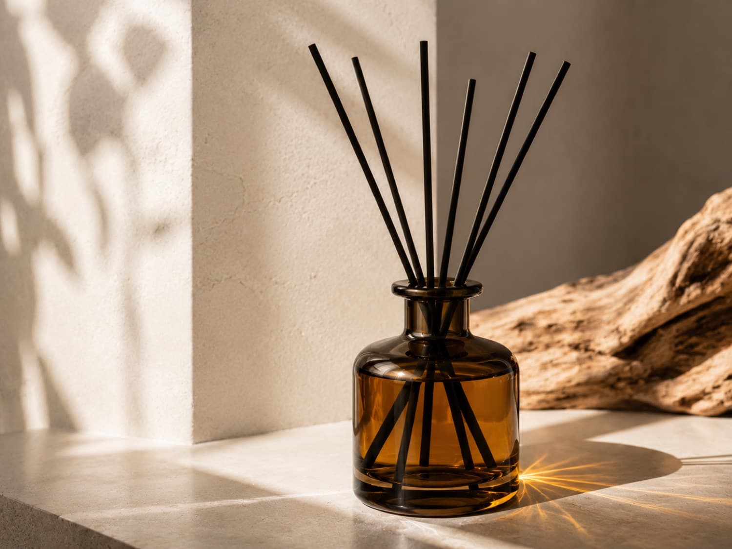 Aroma difuzér Skopea Labs s tyčinkami v jantarovém flakonu